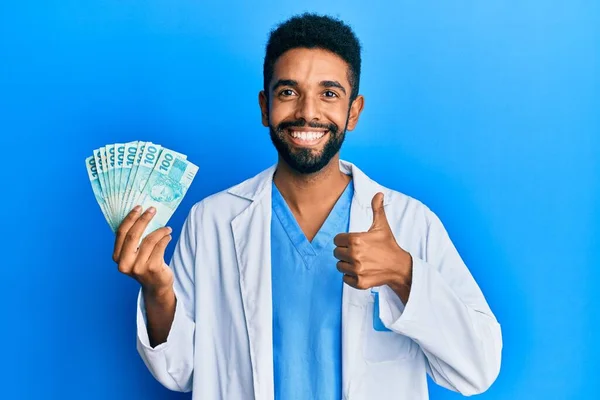 Hombre Hispano Guapo Con Barba Vistiendo Uniforme Médico Sosteniendo 100 — Foto de Stock