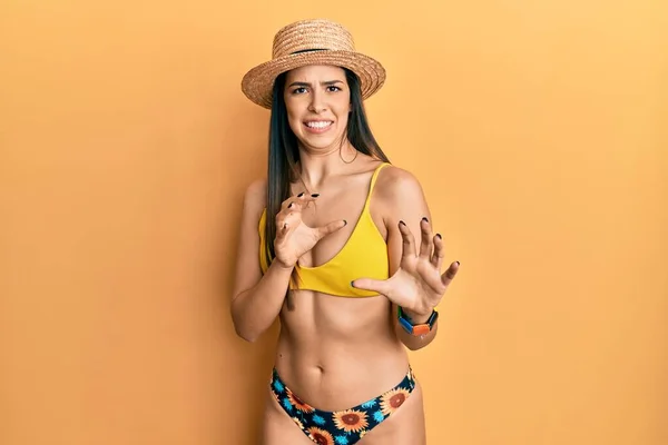 Mujer Hispana Joven Con Bikini Sombrero Verano Expresión Disgustada Disgustada — Foto de Stock