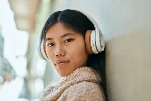 Mladá Asijská Žena Vážným Výrazem Pomocí Sluchátek Městě — Stock fotografie