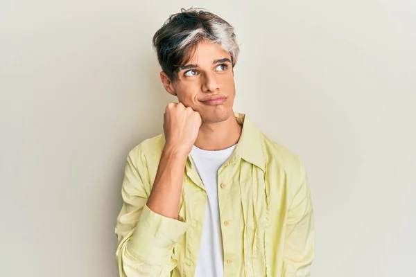 Young Hispanic Man Wearing Casual Clothes Thinking Concentrated Doubt Finger — Stock Photo, Image