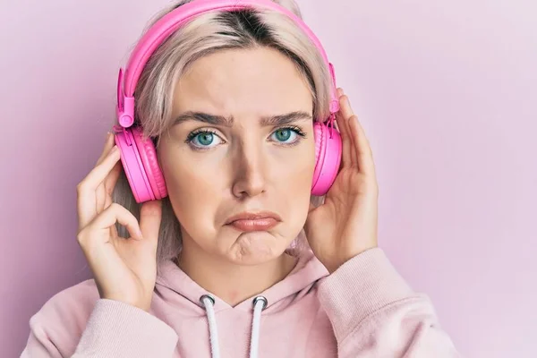 Joven Chica Rubia Escuchando Música Usando Auriculares Deprimidos Preocupados Por — Foto de Stock