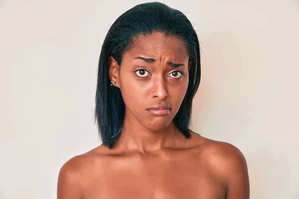 Jonge Afro Amerikaanse Vrouw Die Topless Staat Een Depressieve Huid — Stockfoto