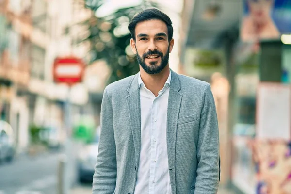 Mladý Hispánský Obchodník Šťastně Usmívá Když Stojí Městě — Stock fotografie