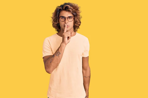 Mladý Hispánec Neformálním Oblečení Brýlích Žádá Aby Byl Zticha Prstem — Stock fotografie