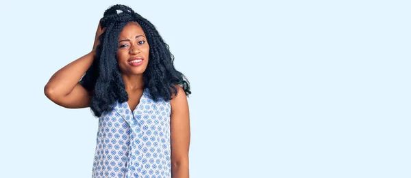 Mooie Afro Amerikaanse Vrouw Draagt Casual Zomershirt Verwarren Vragen Zich — Stockfoto