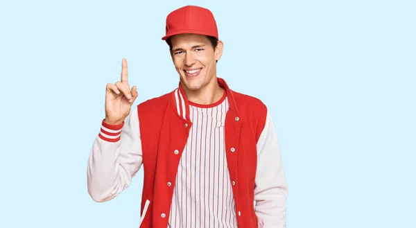 Snygg Kaukasier Man Bär Baseball Uniform Visar Och Pekar Upp — Stockfoto