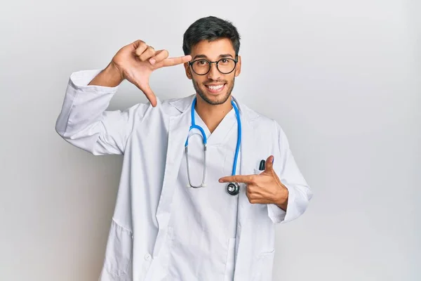 Mladý Pohledný Muž Doktorské Uniformě Stetoskopu Usmívá Vytváří Rámeček Rukama — Stock fotografie