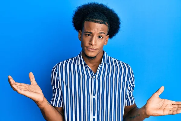 Afro Amerikanischer Mann Mit Afro Haaren Lässig Gekleidet Ahnungslos Und — Stockfoto