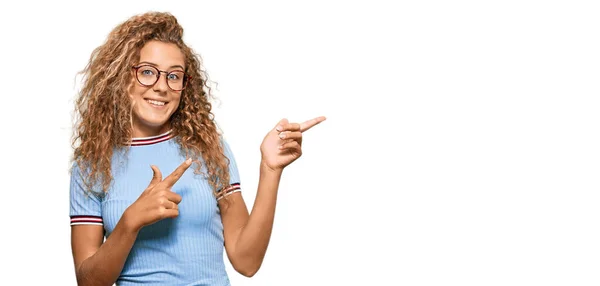 Beautiful Caucasian Teenager Girl Wearing Casual Clothes Glasses Smiling Looking — Stock Photo, Image