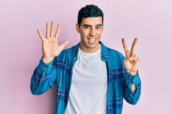 Bonito Homem Hispânico Vestindo Roupas Casuais Mostrando Apontando Para Cima — Fotografia de Stock