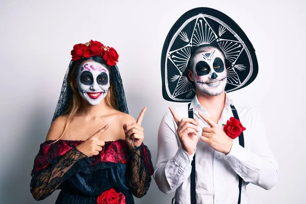 Joven Pareja Con El Disfraz Mexicano Del Día De Los Muertos Sobre Amarillo  Apuntando Hacia Abajo Con Los Dedos Mostrando Publicida Foto de archivo -  Imagen de pares, boca: 212096702