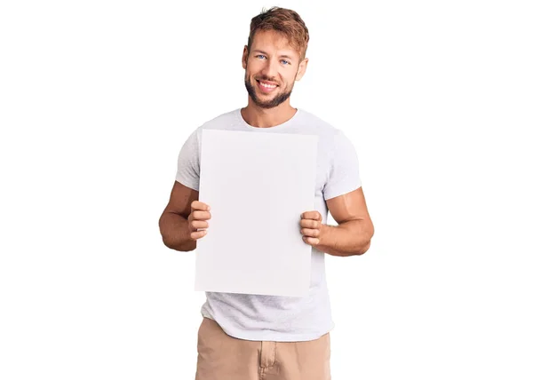 Jovem Caucasiano Segurando Banner Vazio Branco Olhando Positivo Feliz Sorrindo — Fotografia de Stock