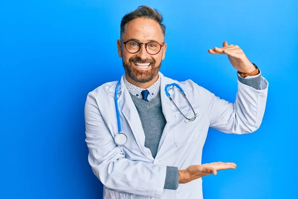 Bonito Homem Meia Idade Vestindo Uniforme Médico Estetoscópio Gesticulando Com — Fotografia de Stock