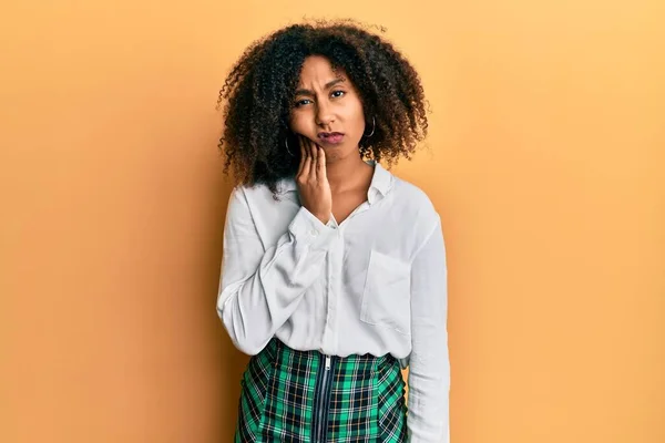 Mulher Americana Africana Bonita Com Cabelo Afro Vestindo Saia Erudito — Fotografia de Stock