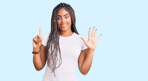 Mujer Afroamericana Joven Con Trenzas Con Ropa Casual Mostrando Apuntando —  Fotos de Stock