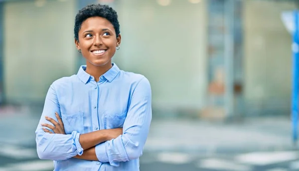 Joven Afroamericana Americana Con Los Brazos Cruzados Sonriendo Feliz Ciudad — Foto de Stock