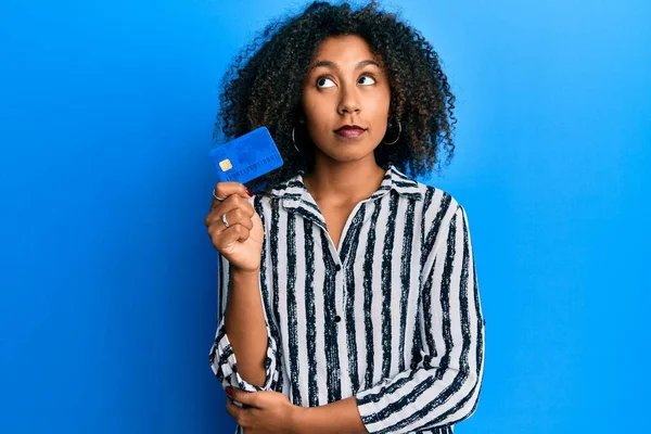 Hermosa Mujer Afroamericana Con Cabello Afro Sosteniendo Tarjeta Crédito Sonriendo — Foto de Stock