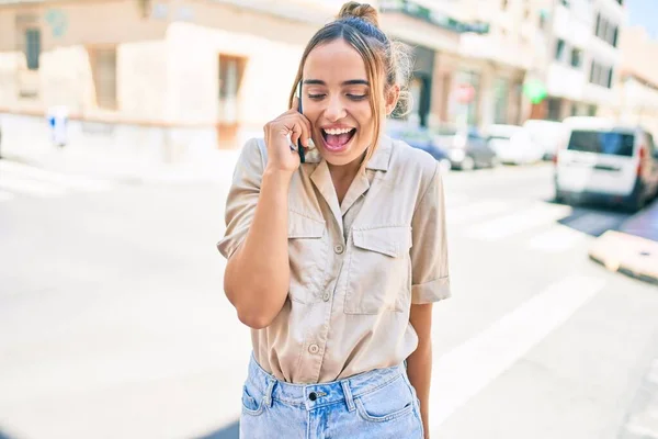 아름다운 금발의 스마트폰을 사용하여 야외에서 행복하게 — 스톡 사진