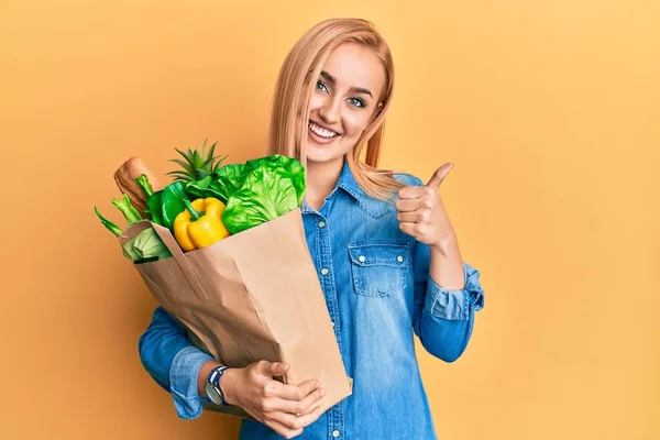 Vacker Kaukasisk Kvinna Håller Papperspåse Med Bröd Och Livsmedel Ler — Stockfoto