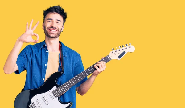 Jeune Homme Hispanique Jouant Guitare Électrique Faisant Signe Avec Les — Photo