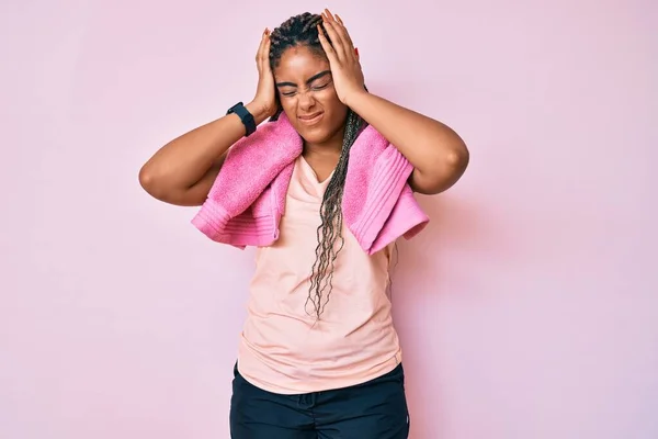 Jeune Femme Afro Américaine Avec Des Tresses Portant Des Vêtements — Photo