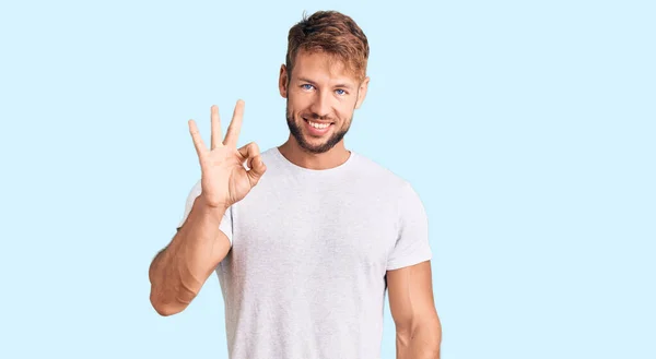 自信と幸せ笑顔ながら カジュアルな白いTシャツを着て指の数3で見上げと指摘若い白人男性 — ストック写真
