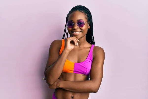 Ung Afrikansk Amerikansk Kvinna Klädd Bikini Och Solglasögon Tittar Självsäker — Stockfoto