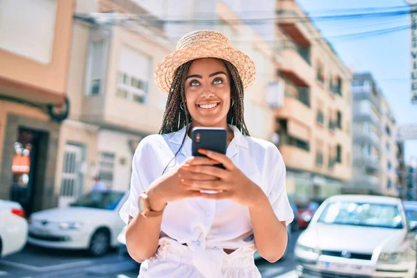 Mladá Africká Americká Žena Copánky Úsměvem Šťastný Pomocí Smartphone Venku — Stock fotografie