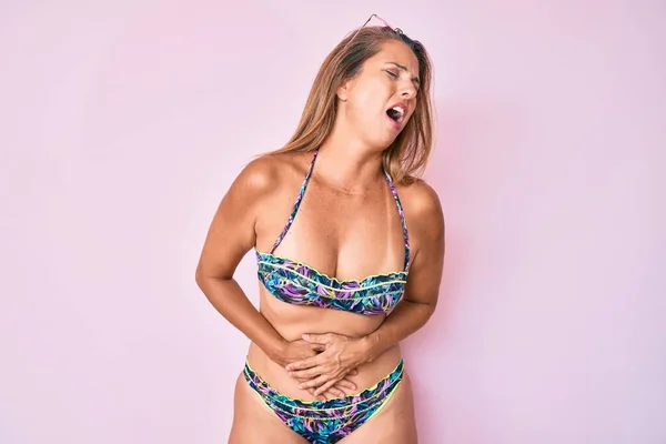 Medelålders Latinamerikansk Kvinna Som Bär Bikini Med Handen Magen Eftersom — Stockfoto