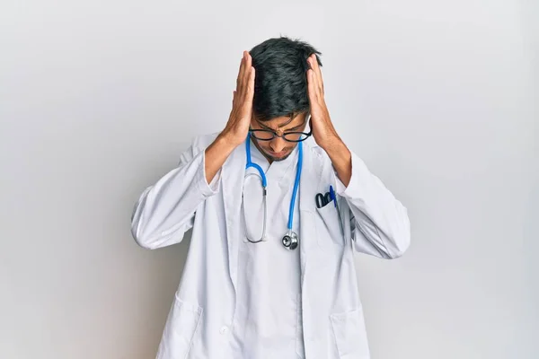 Jeune Bel Homme Portant Uniforme Médecin Stéthoscope Souffrant Maux Tête — Photo