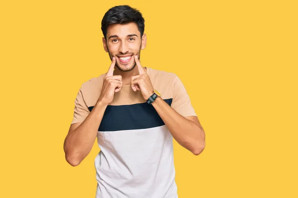 Jeune Bel Homme Portant Des Vêtements Décontractés Souriant Avec Bouche — Photo