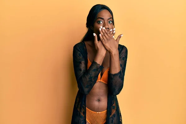Junge Afrikanisch Amerikanische Frau Dessous Schockiert Mund Mit Händen Für — Stockfoto