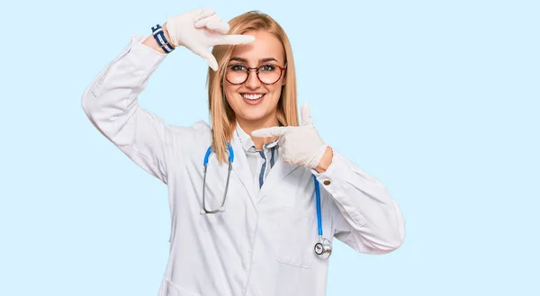 Mulher Branca Bonita Vestindo Uniforme Médico Estetoscópio Sorrindo Fazendo Quadro — Fotografia de Stock