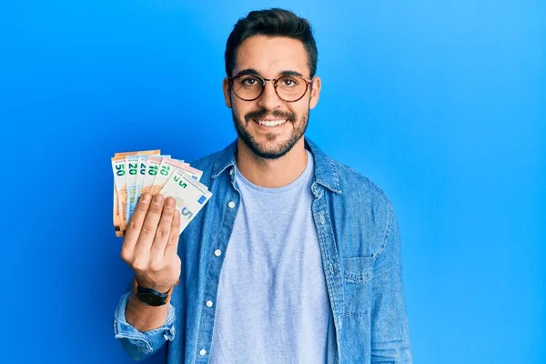 Joven Hispano Sosteniendo Billetes Euros Que Lucen Positivos Felices Pie —  Fotos de Stock