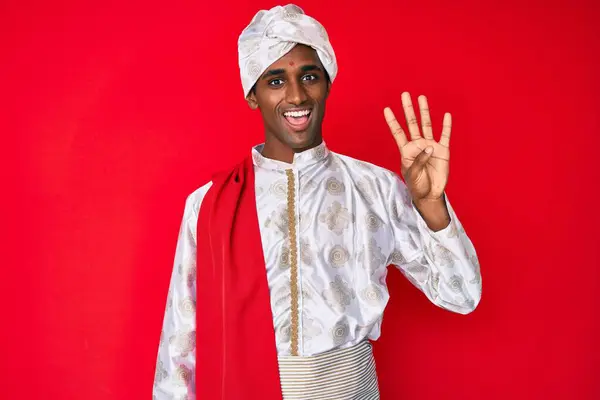 Bonito Homem Indiano Vestindo Roupas Saree Sherwani Tradição Mostrando Apontando — Fotografia de Stock