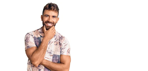 Joven Hispano Vestido Con Ropa Verano Mirando Confiado Cámara Sonriendo —  Fotos de Stock