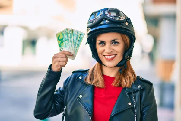 Mujer Latina Joven Con Casco Motocicleta Sosteniendo Billetes Shekels Israel —  Fotos de Stock