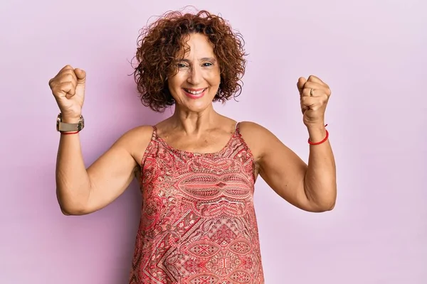 Mulher Madura Meia Idade Bonita Vestindo Vestido Verão Gritando Orgulhoso — Fotografia de Stock