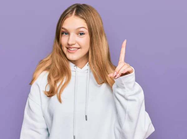 Mooi Jong Kaukasisch Meisje Dragen Casual Sweatshirt Tonen Wijzen Met — Stockfoto