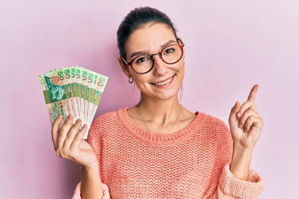 Mulher Caucasiana Jovem Segurando Notas Hong Kong Dólares Sorrindo Feliz — Fotografia de Stock