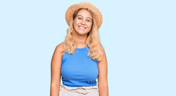 Menina Loira Jovem Usando Chapéu Verão Olhando Positivo Feliz Sorrindo — Fotografia de Stock