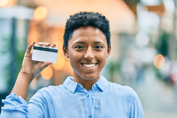 Joven Afroamericana Americana Sonriendo Feliz Celebración Tarjeta Crédito Ciudad — Foto de Stock