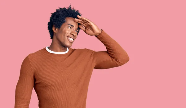 アフロの髪をしたハンサムなアフリカ系アメリカ人の男性は カジュアルな服を非常に幸せと笑みを浮かべて遠くに手を頭の上に見ている 検索の概念 — ストック写真
