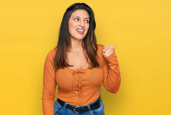 Hermosa Mujer Hispana Vistiendo Ropa Casual Sonriendo Con Cara Feliz —  Fotos de Stock