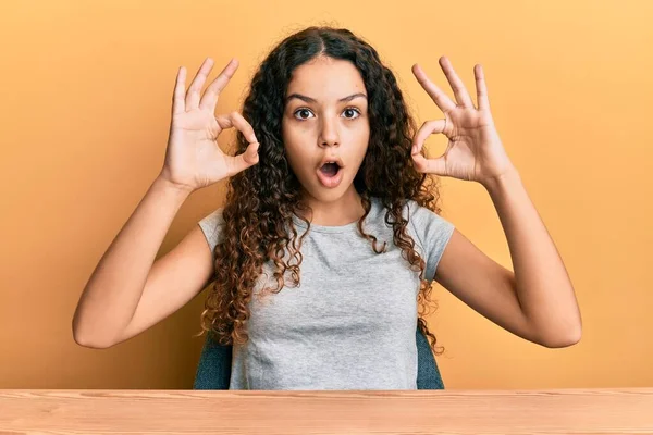 Tiener Latijns Amerikaans Meisje Draagt Casual Kleding Zitten Tafel Kijken — Stockfoto