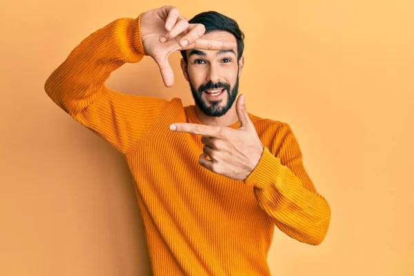 Jonge Latijns Amerikaanse Man Met Casual Kleding Die Glimlacht Een — Stockfoto