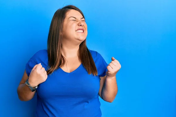 Schöne Brünette Size Frau Lässigem Blauem Shirt Aufgeregt Für Den — Stockfoto