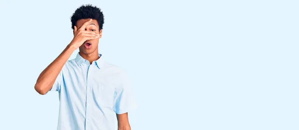 Jovem Afro Americano Vestindo Roupas Casuais Espreitando Choque Cobrindo Rosto — Fotografia de Stock