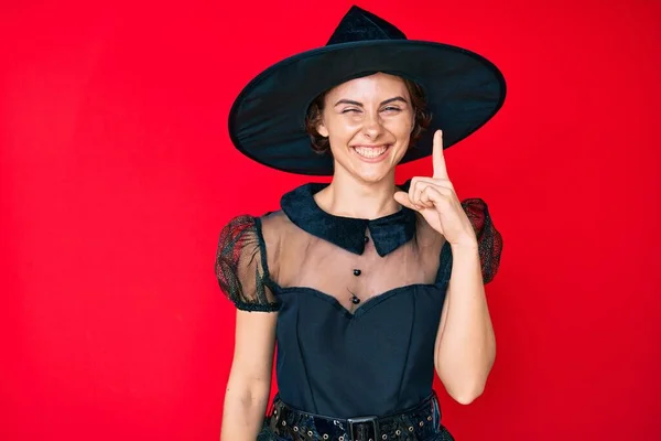 Молодая Испаноязычная Женщина Костюме Ведьмы Хэллоуин Указывает Пальцем Успешную Идею — стоковое фото