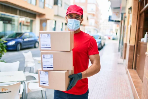 Jovem Homem Entrega Vestindo Uniforme Proteção Coronavírus Máscara Médica Segurando — Fotografia de Stock